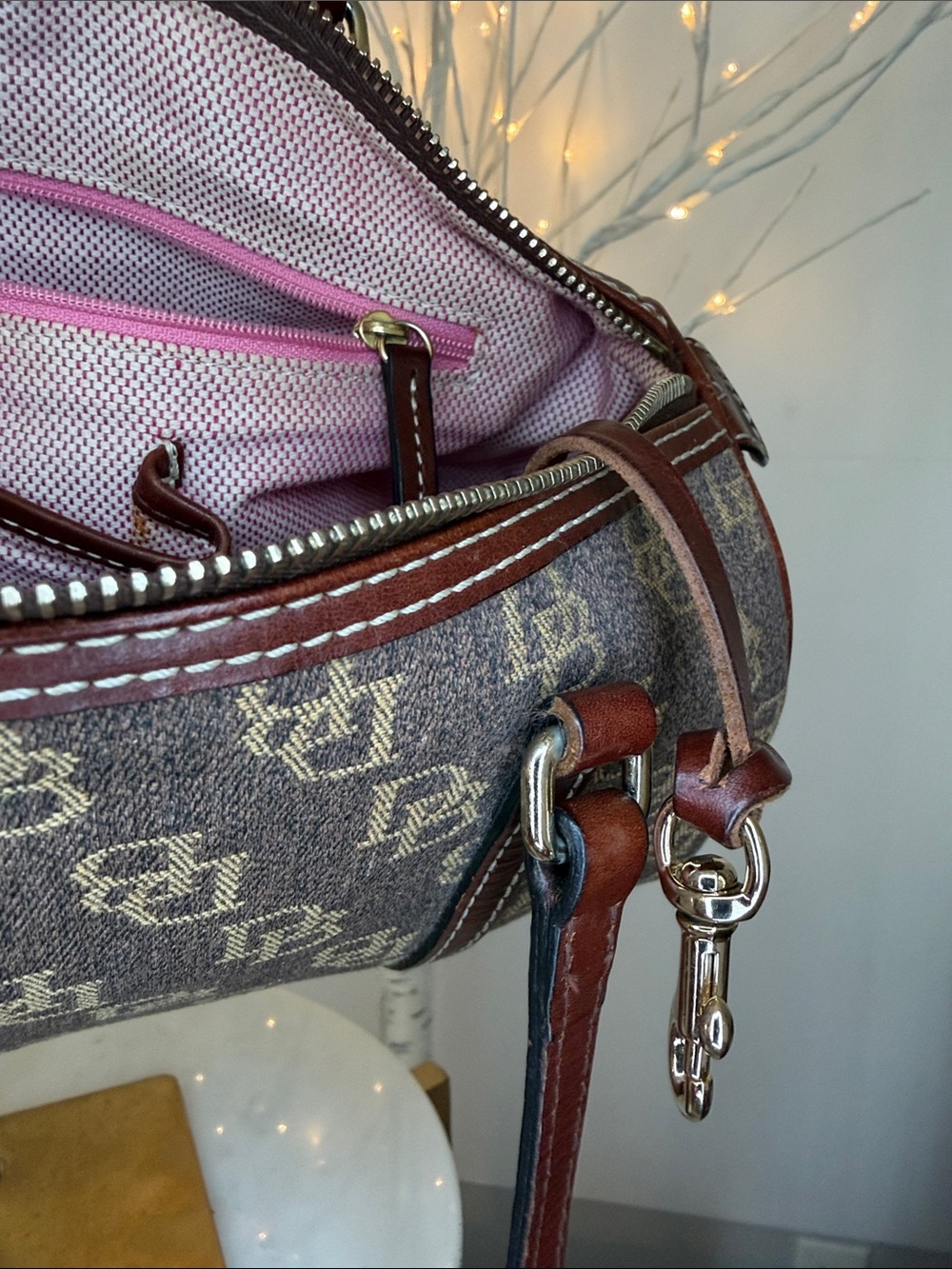 Dooney & Bourke NWOT  bag. 2 lrg inside zipper pockets/3 slots&key fob. 11 x5 - Picture 8 of 8
